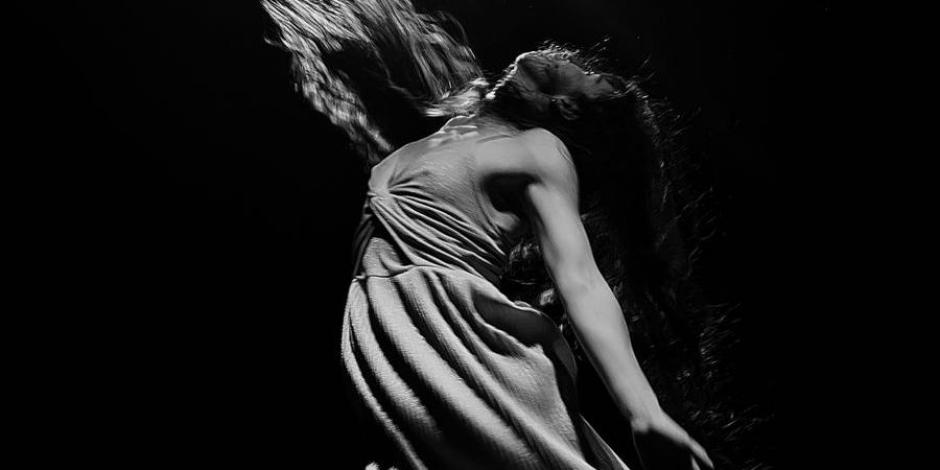 La bailarina Michelle Temoltzin, durante una función de la obra Folia.