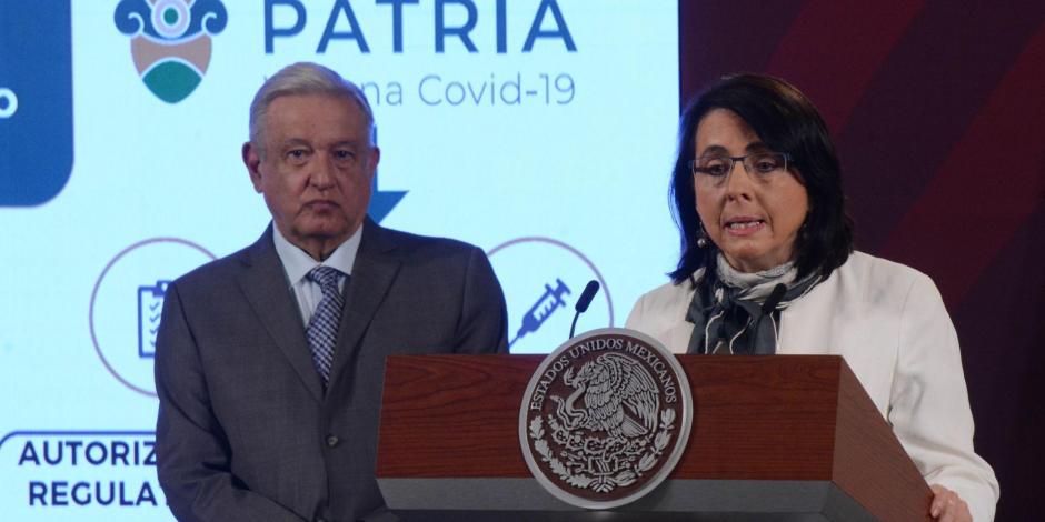 María Elena Álvarez-Buylla (der.) anuncia vacuna Patria; detrás, el Presidente Andrés Manuel López Obrador.