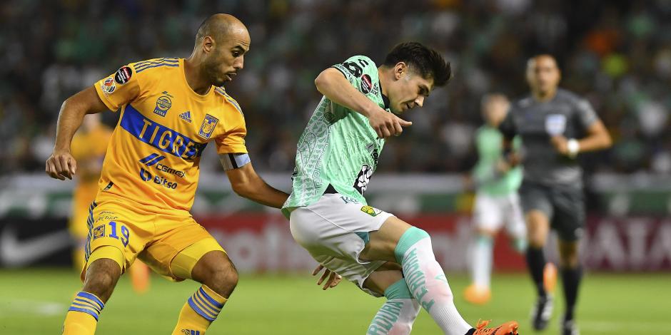 Una acción del partido de vuelta de las semifinales entre León y Tigres en la Liga de Campeones de la Concacaf.