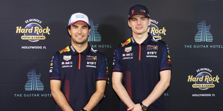 Checo Pérez y Max Verstappen posan previo al fin de semana del GP de Miami de F1.