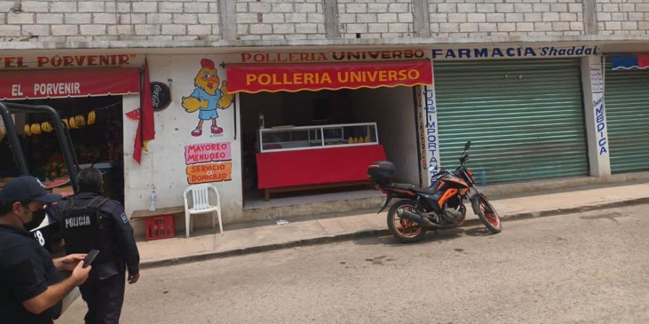 Fachada de la pollería ubicada en camino Viejo Tepoztlán, Morelos, donde ocurrió un ataque con arma de fuego; en foto, policía investiga.