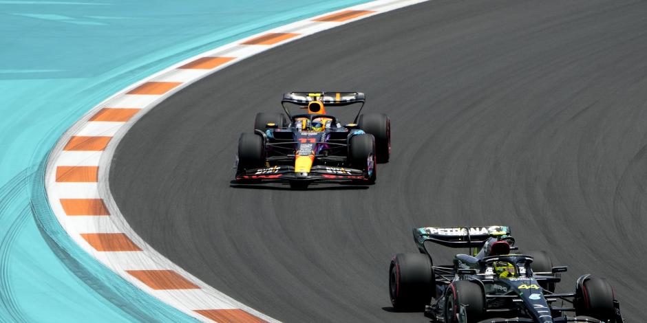 El Mercedes de Lewis Hamilton y el Red Bull de Checo Pérez en el Miami International Autodrome.