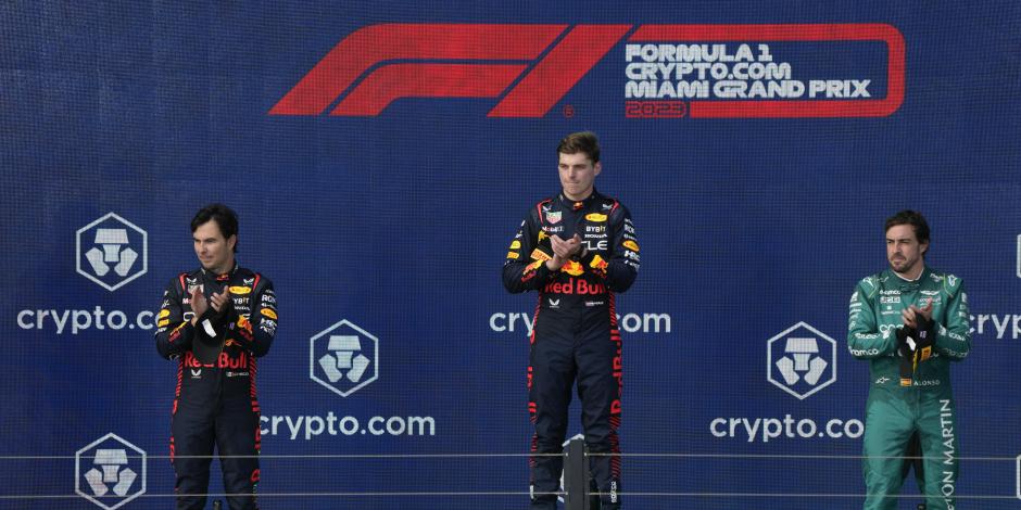 Checo Pérez en el podio del Gran Premio de Miami de F1, en el que terminó segundo.