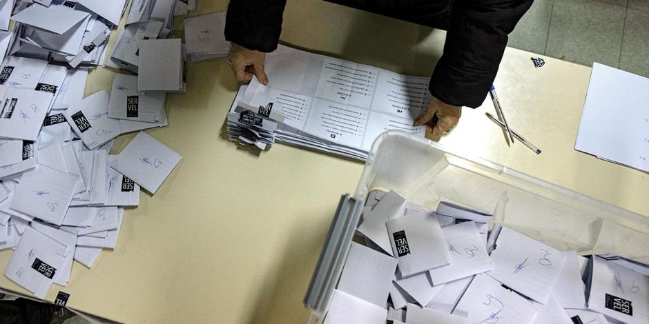 Personal electoral, durante el recuento de los votos tras la jornada de ayer en Chile.