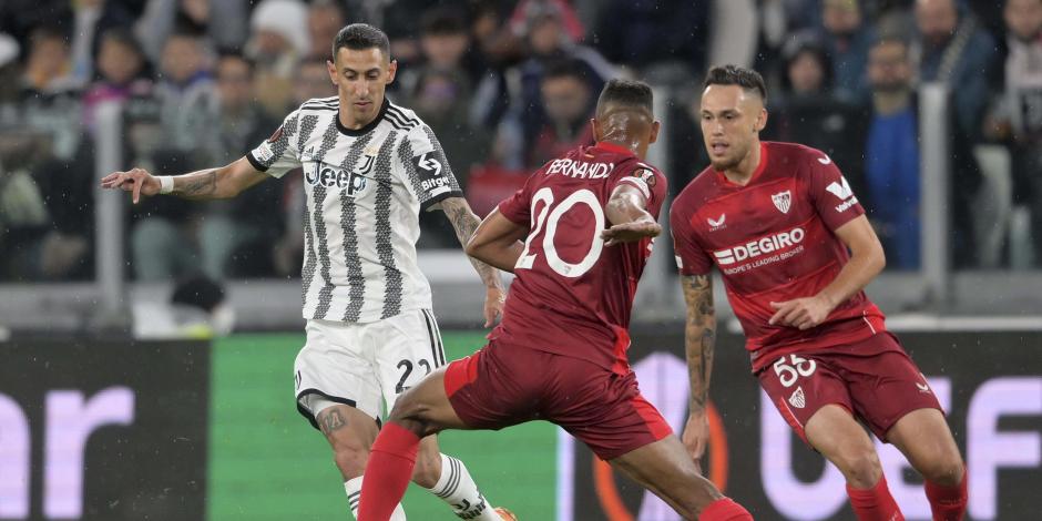 Ángel di María intenta dejar atrás a Fernando en la ida de semifinales de la Europa League entre Juventus y Sevilla.