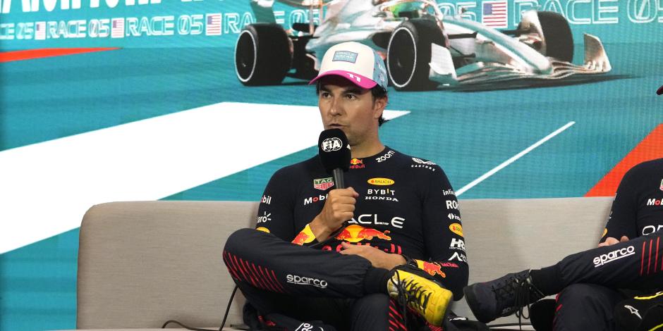 Checo Pérez en una conferencia de prensa en la actual temporada de la Fórmula 1