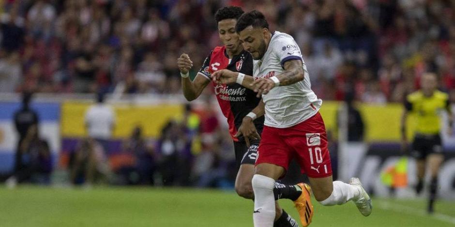 Alexis Vega conduce el balón en la ida de cuartos de final de la Liga MX entre Chivas y Atlas.