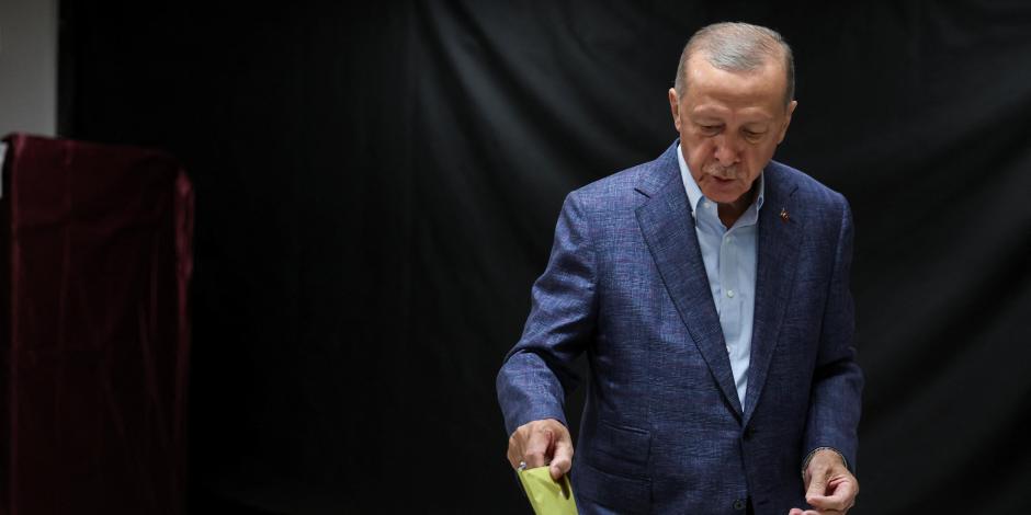 La preferencia del mandatario Recep Tayyip Erdogan cayó por debajo del 50 por ciento con lo que se anticipa una segunda vuelta, pues el Consejo Electoral admitió que podrían tardar más de lo previsto.