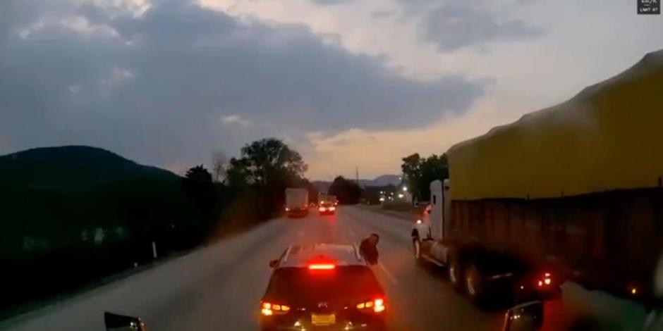 Un conductor de tráiler fue atacado a balazos en la autopista México-Querétaro, a la altura de Palmillas.