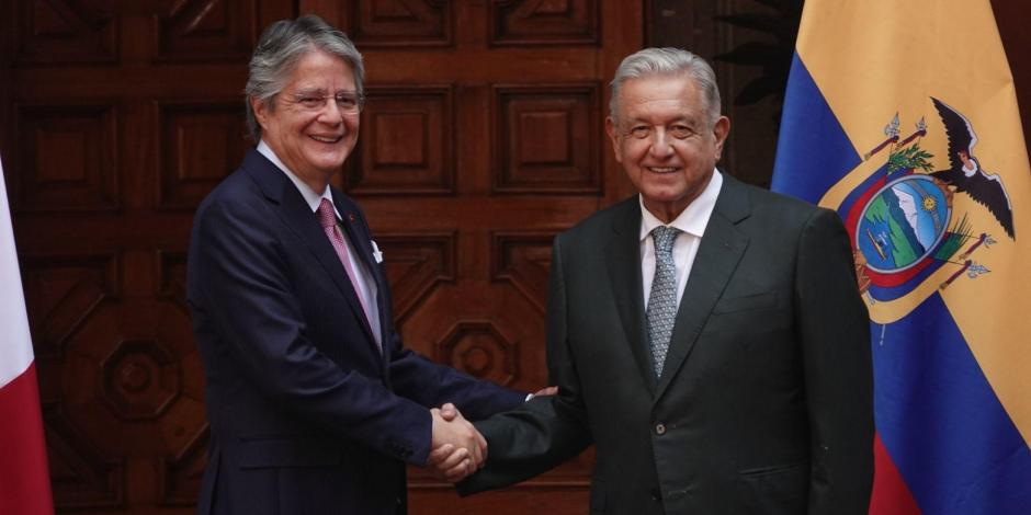 Andrés Manuel López Obrador, presidente de México, recibió a Guillermo Alberto Santiago Lasso Mendoza, presidente de la República de Ecuador, durante su visita de Estado Excmo en el Patio de Honor en Palacio Nacional el 24 de noviembre de 2022.