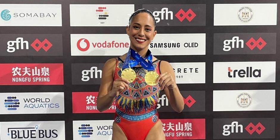 Jessica Sobrino, parte de Selección Mexicana de Natación Artística, celebra los oros ganados en la Copa del Mundo de Natación Artística.