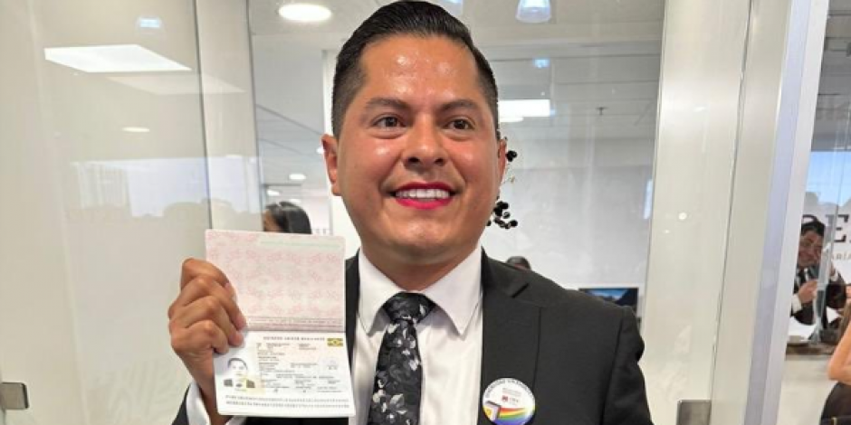 El primer pasaporte para persona no binaria en México se entregó por primera vez al magistrado Jesús Ociel Baena.