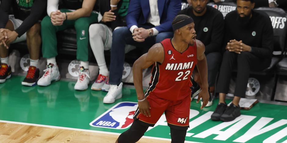 Jimmy Butler, alero del Heat de Miami, festeja frente a la banca de los Celtics de Boston durante el segundo partido de la final de la Conferencia Este
