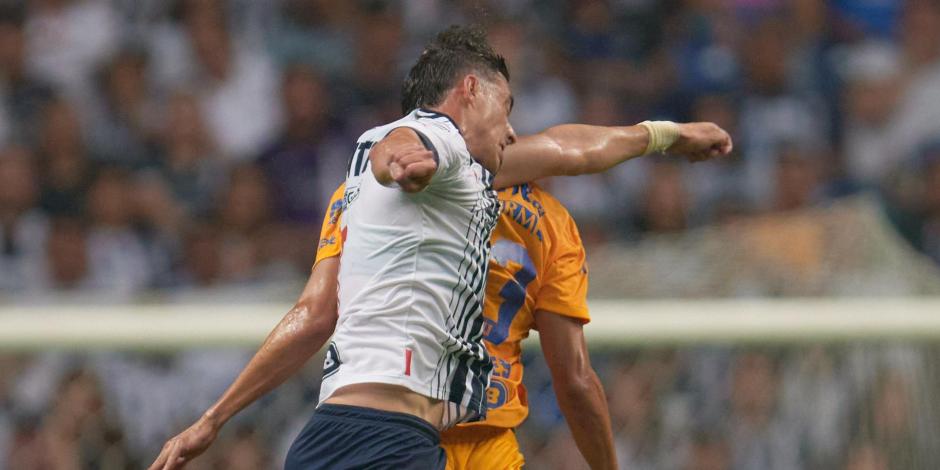 Rogelio Funes Mori y Jesús Angulo sufrieron un fuerte choque de cabezas en el Monterrey vs Tigres.