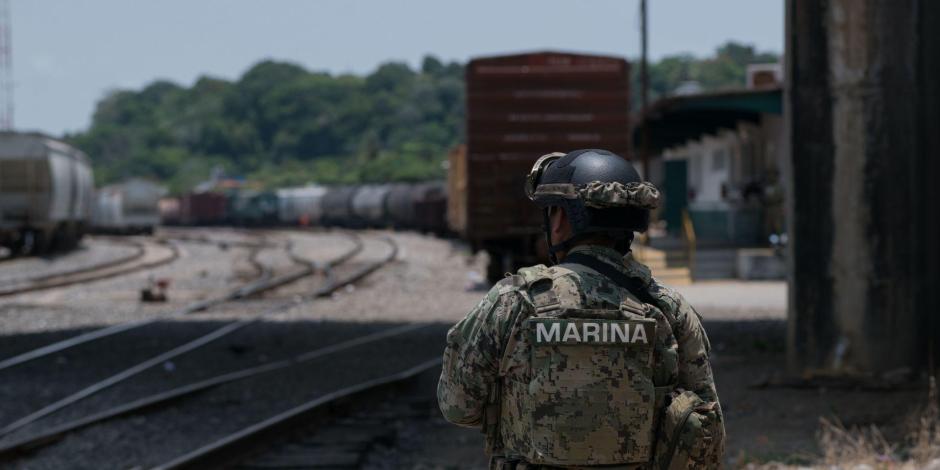 A mediados de mayo, tras un decreto publicado en el Diario Oficial de la Federación (DOF), efectivos de la Marina tomaron un tramo ferroviario de unos 128 kilómetros controlado por Grupo México Transportes (GMXT) en el estado Veracruz.