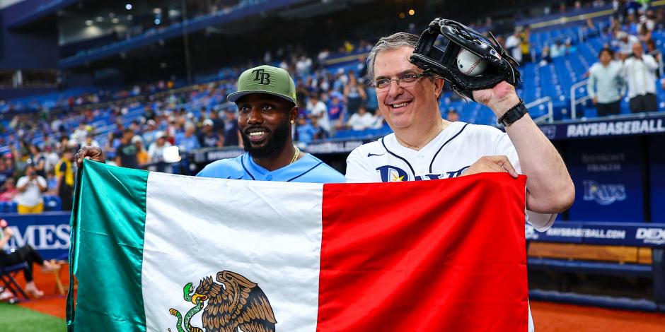 Randy Arozarena, pelotero mexicano de los Tampa Bay Rays, y Marcelo Ebrard, Secretario de Relaciones Exteriores (SRE) de México, en un partido de Grandes Ligas.