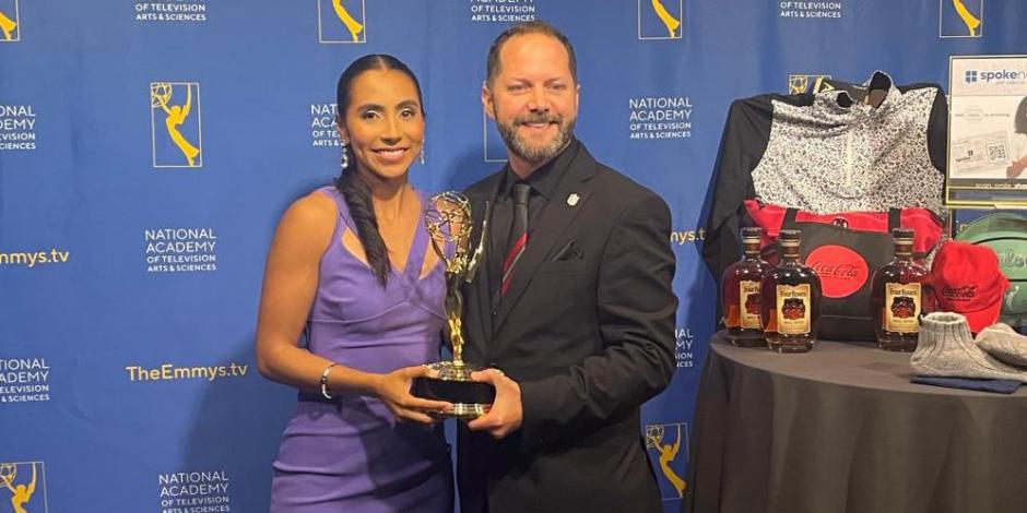 La mexicana Diana Flores recibe el premio en la ceremonia de los 44 Sports Emmy Awards.