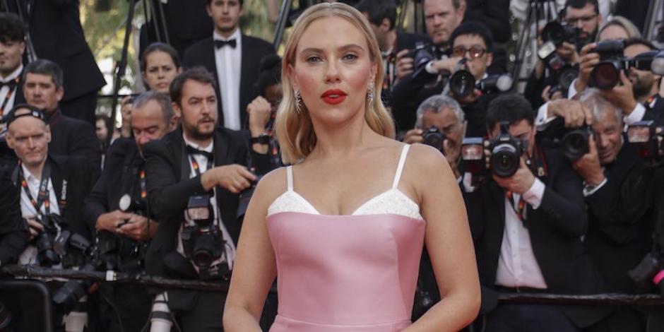 Scarlett Johansson cautivó con un vestido de Prada.