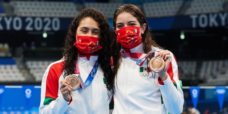 Agúndez y Orozco después de recibir su medalla en Tokio 2020.