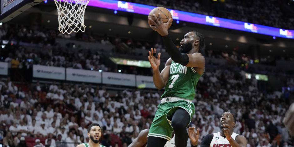 Jaylen Brown (7), de los Celtics de Boston, ataca la canasta sobre Bam Adebayo (13) durante la segunda mitad del Juego 4 de las finales de la Conferencia Este de la NBA