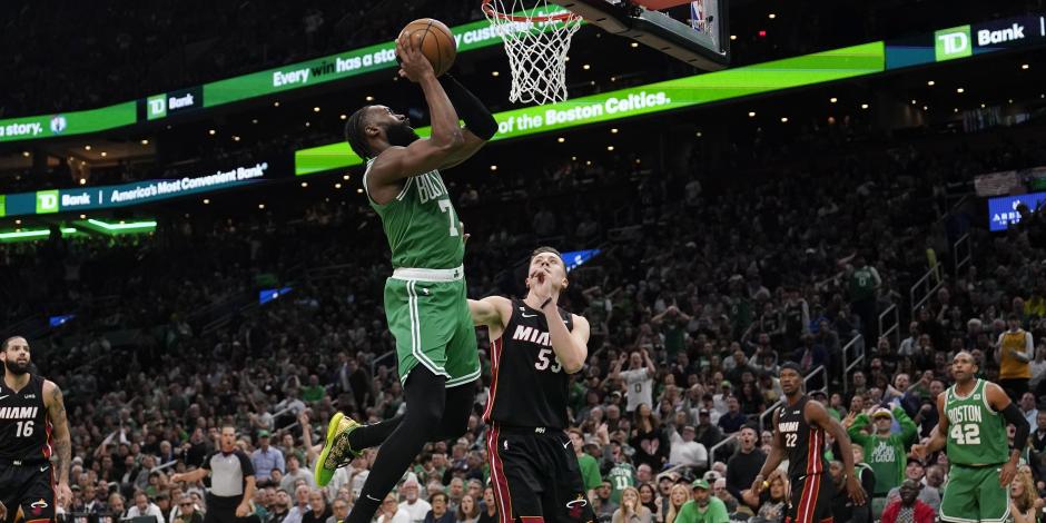 El escolta de los Boston Celtics, Jaylen Brown (7), dispara mientras el alero del Miami Heat, Duncan Robinson, defiende, en el Juego 5 de las finales de la Conferencia Este de la NBA.