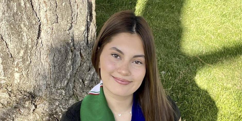 En la imagen, Naomi Peña Villasano posa con una chalina con las banderas de México y EU que las autoridades escolares de Colorado le prohibieron usar en la ceremonia de graduación de su secundaria