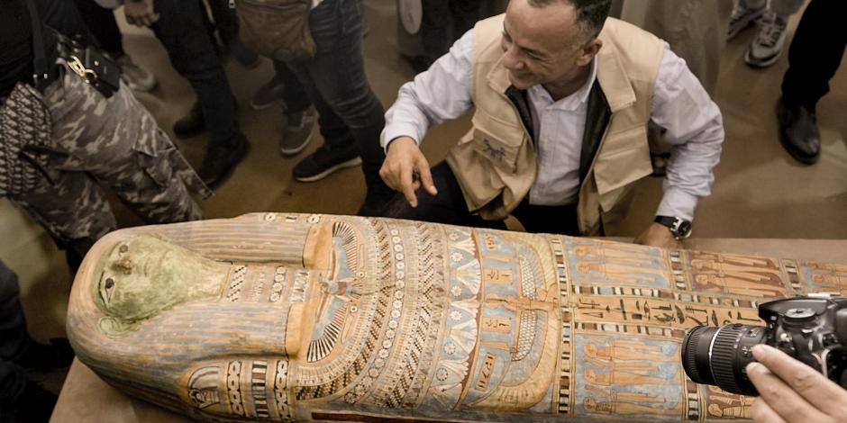 En la imagen, un sarcófago antiguo de madera en el sitio de la pirámide escalonada de Zoser, en Saqqra, unos 24 kilómetros al suroeste de El Cairo, Egipto, el sábado 27 de mayo de 2023