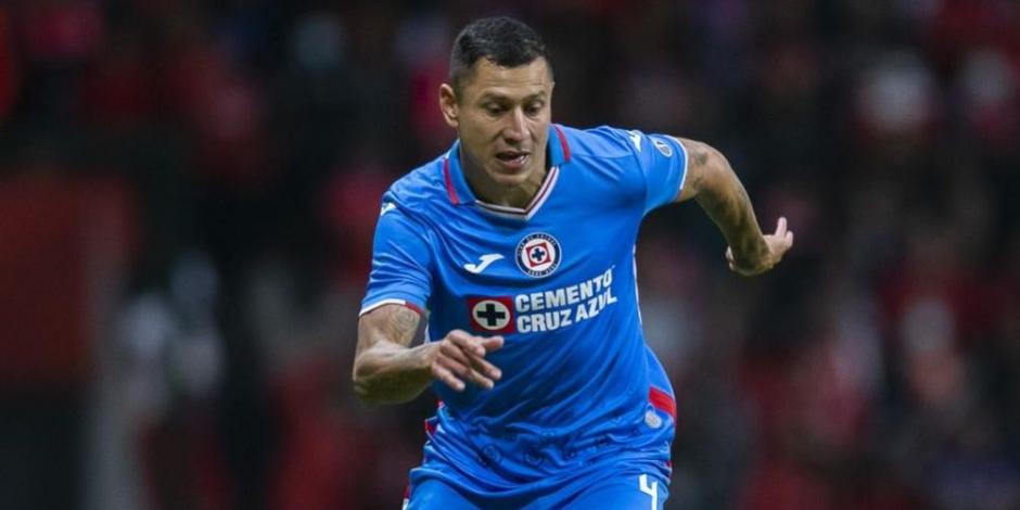 Julio César 'Cata' Domínguez conduce el balón en un partido del Cruz Azul en el Clausura 2023.