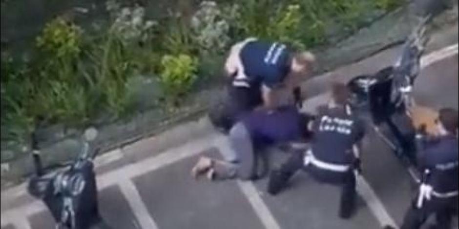 VIDEO. Mujer trans es brutalmente golpeada por policías italianos, quienes la sometieron en el piso para espesarla y también la rociaron con gas lacrimógeno.