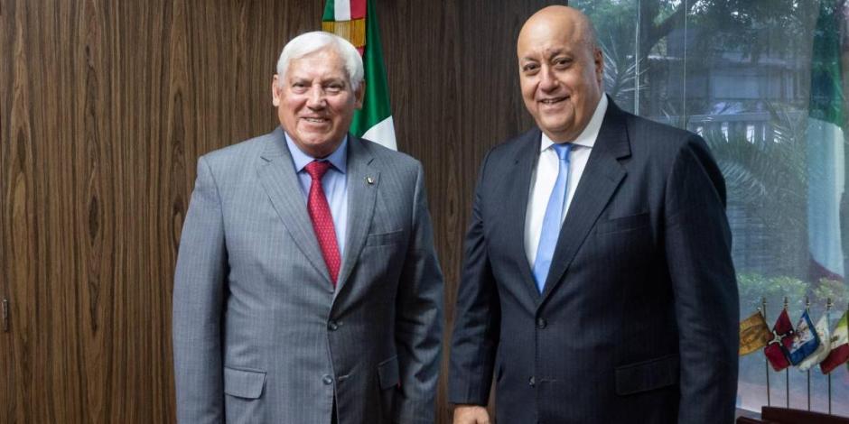 Víctor Villalobos, secretario de Agricultura (izq.), junto a Belkacem-Belgaid, embajador de Argelia en México (der.).