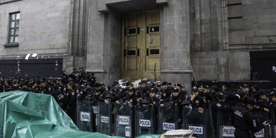 Policías resguardan las inmediaciones de la Suprema Corte de Justicia de la Nación (SCJN) luego de enfrentamiento por quienes mantenían plantón y manifestantes, el domingo.