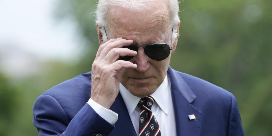 El presidente Joe Biden se retira los lentes de sol mientras se acerca a hablar con los reporteros después de regresar a la Casa Blanca, el domingo 28 de mayo de 2023,