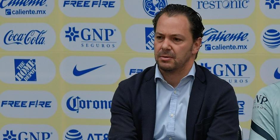 Santiago Baños, presidente deportivo del América, durante una conferencia de prensa.