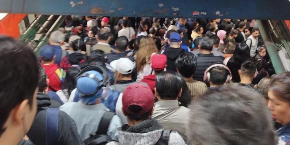 Metro CDMX inició la jornada el martes con aglomeraciones en la Línea 8, en foto.