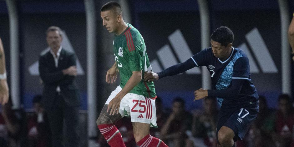 Roberto Alvarado conduce la esférica ante la marca de Óscar Castellanos en el duelo entre México y Guatemala.