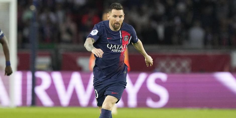 Messi conduce el balón en su último partido con el PSG.