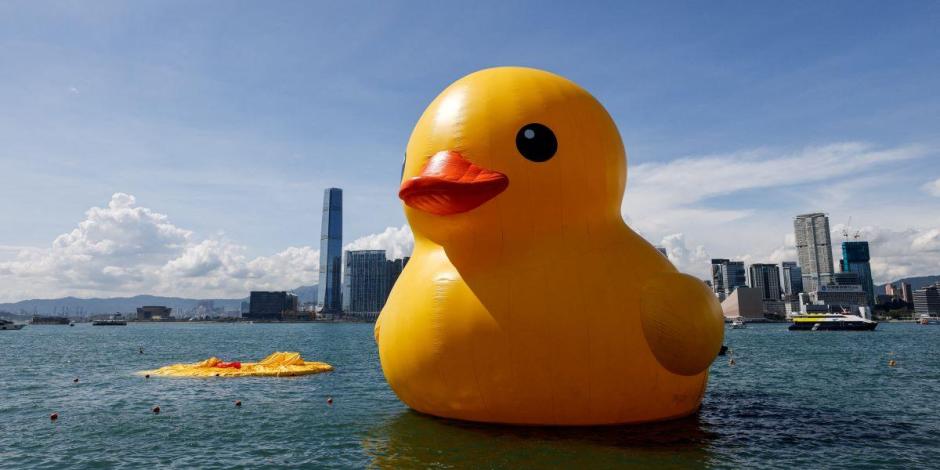 Uno de los patos de Hong Kong se desinfló el sábado; se presume que fue por altas temperaturas.