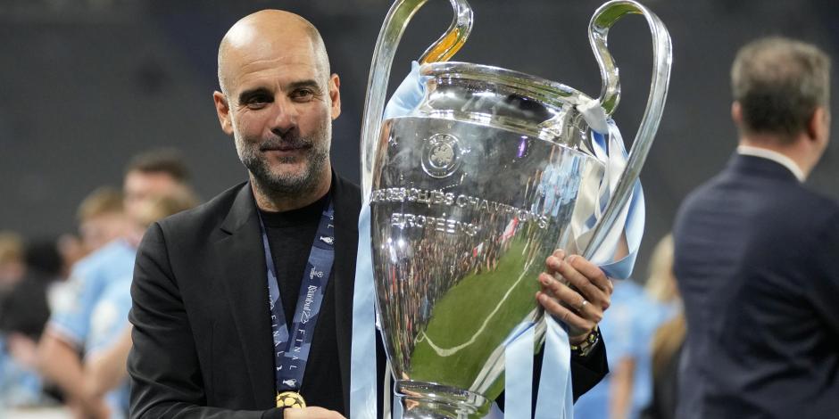 Pep Guardiola festeja con el trofeo de la Champions League después del triunfo del Manchester City sobre el Inter de Milán.