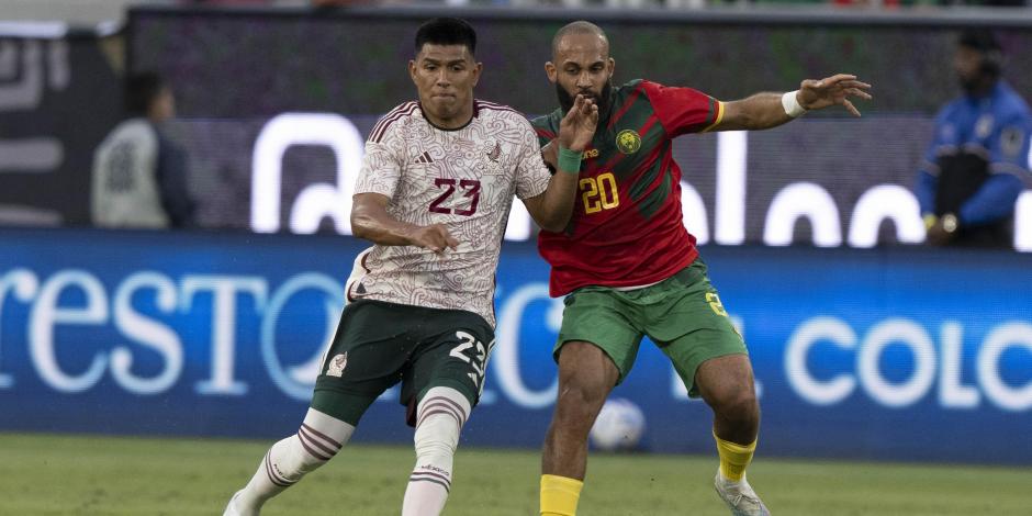 Jesús Gallardo conduce el esférico ante la marca de Bryan Mbeumo en el duelo amistoso entre México y Camerún.