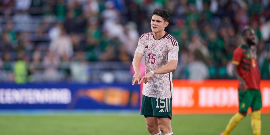 Israel Reyes celebra su gol durante el partido México vs Camerún