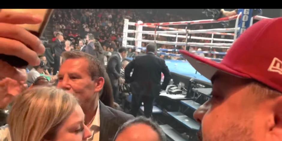 Julio César Chávez atiende a aficionados que acudieron a la pelea de box entre Jaime Munguía y Sergiy Derevyanchenko.