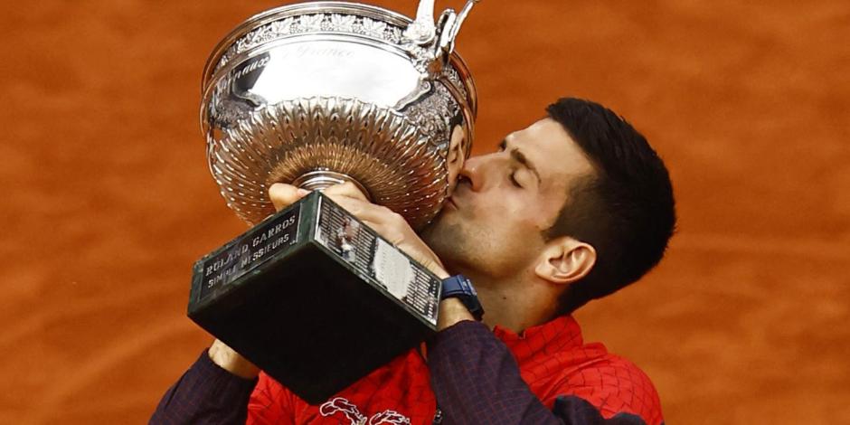 Novak Djokovic besa el trofeo de campeón de Roland Garros en junio de este año.