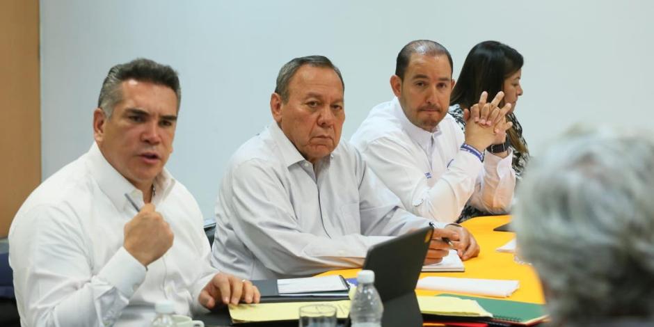 (De izq. a der.:) Alejandro Moreno, Jesús Zambrano y Marko Cortés, ayer, durante una reunión en las oficinas del sol azteca en Benjamín Franklin, Ciudad de México.