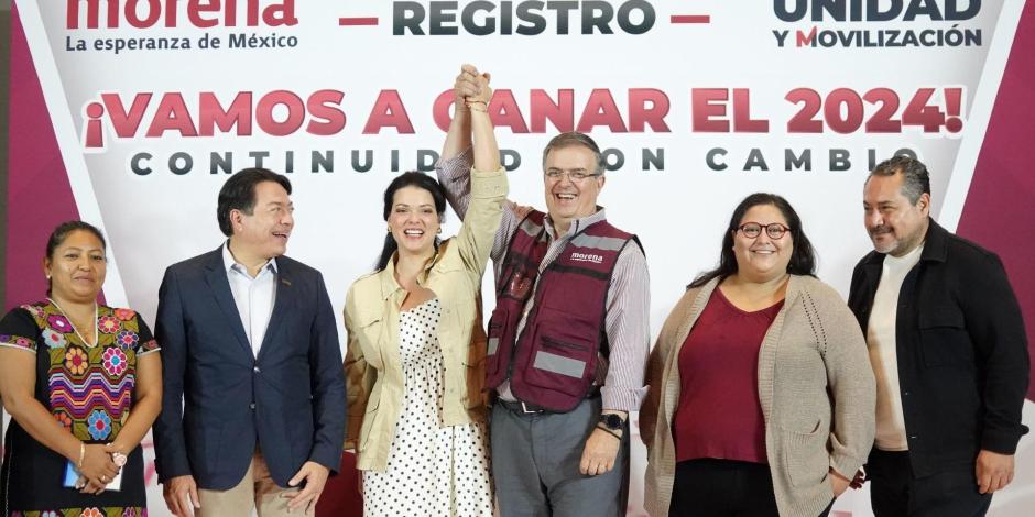 Marcelo Ebrard durante su firma de registro para el proceso de elección de candidato de Morena para el 2024.