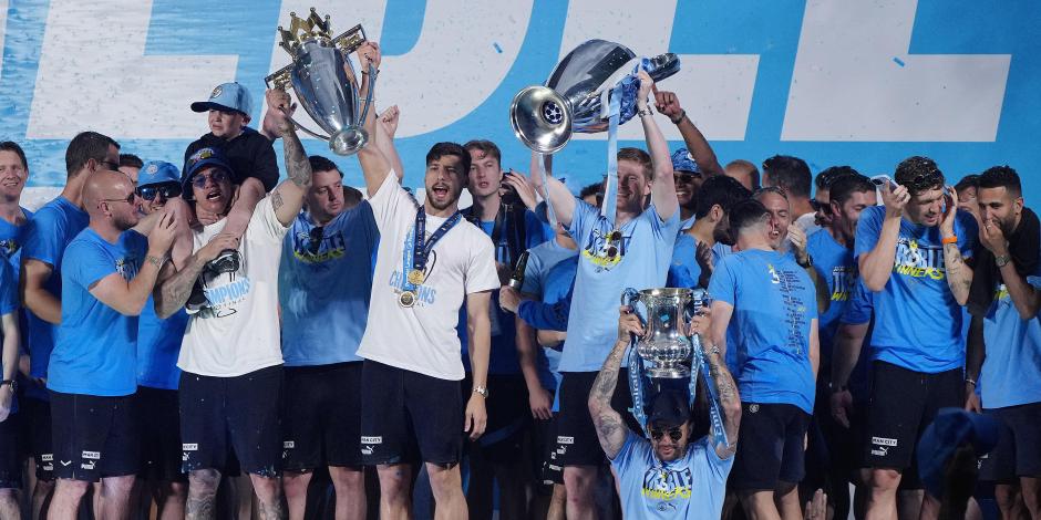 Futbolistas del Manchester City celebran con los tres títulos obtenidos en la Temporada 2022-2023.