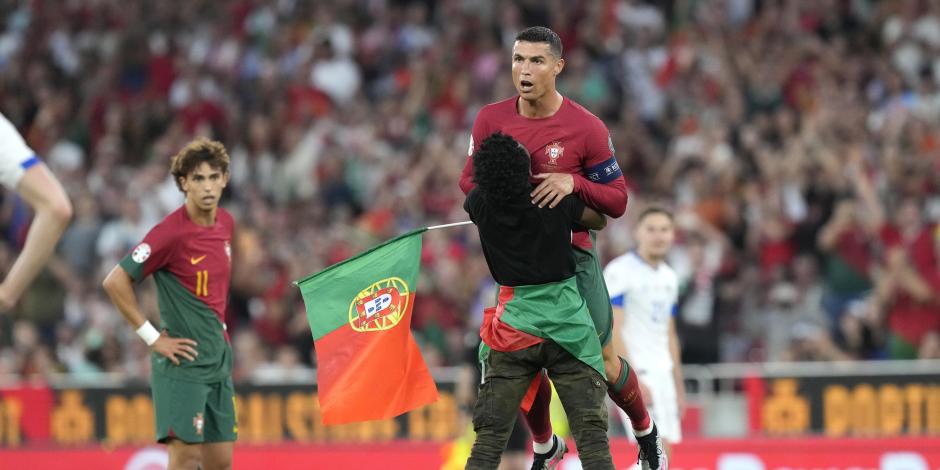 Un espontáneo abraza a Cristiano Ronaldo tras la victoria de Portugal sobre Bosnia en las eliminatorias rumbo a la Eurocopa 2024.