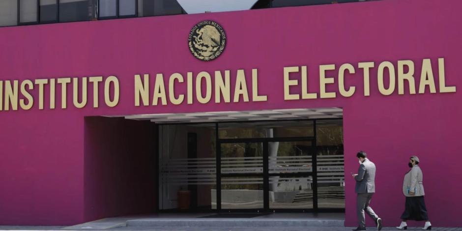 INE ordena a Presidencia modificar 7 mañaneras