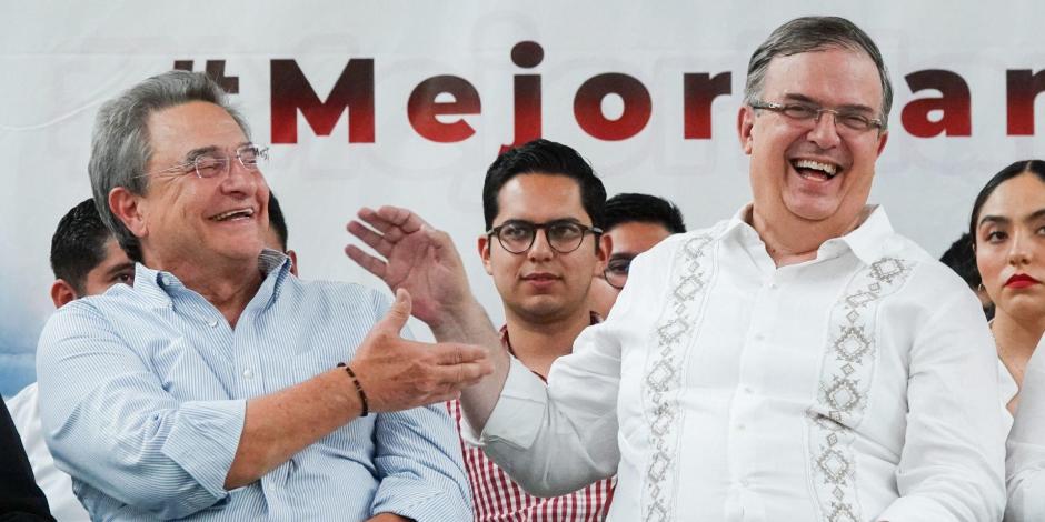 Pío López Obrador (izq.) junto a Marcelo Ebrard (der.).