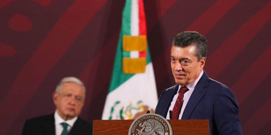 En fotografía de archivo, Rutilio Escandón, gobernador de Chiapas (der.), participa en la conferencia matutina del presidente López Obrador (izq.).