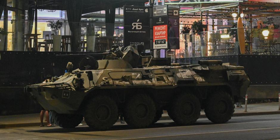 Un vehículo blindado de transporte de personal (APC) se ve junto a un centro comercial en la ciudad sureña de Rostov-on-Don, Rusia, el 24 de junio de 2023.